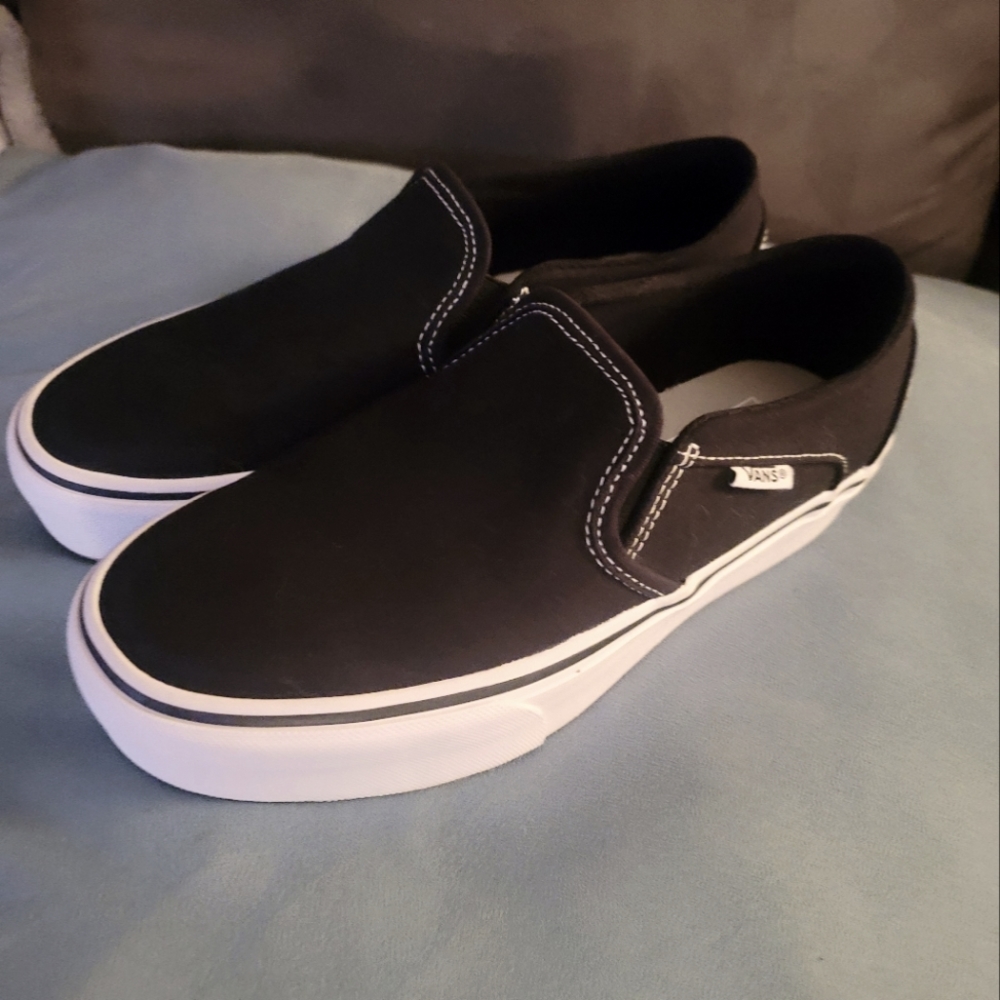 Women's Vans Shoes- Size 8 NWOT